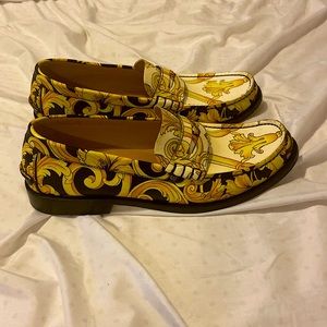 Worn less than 5 times. Great condition. No creases, or wear, just need a clean.